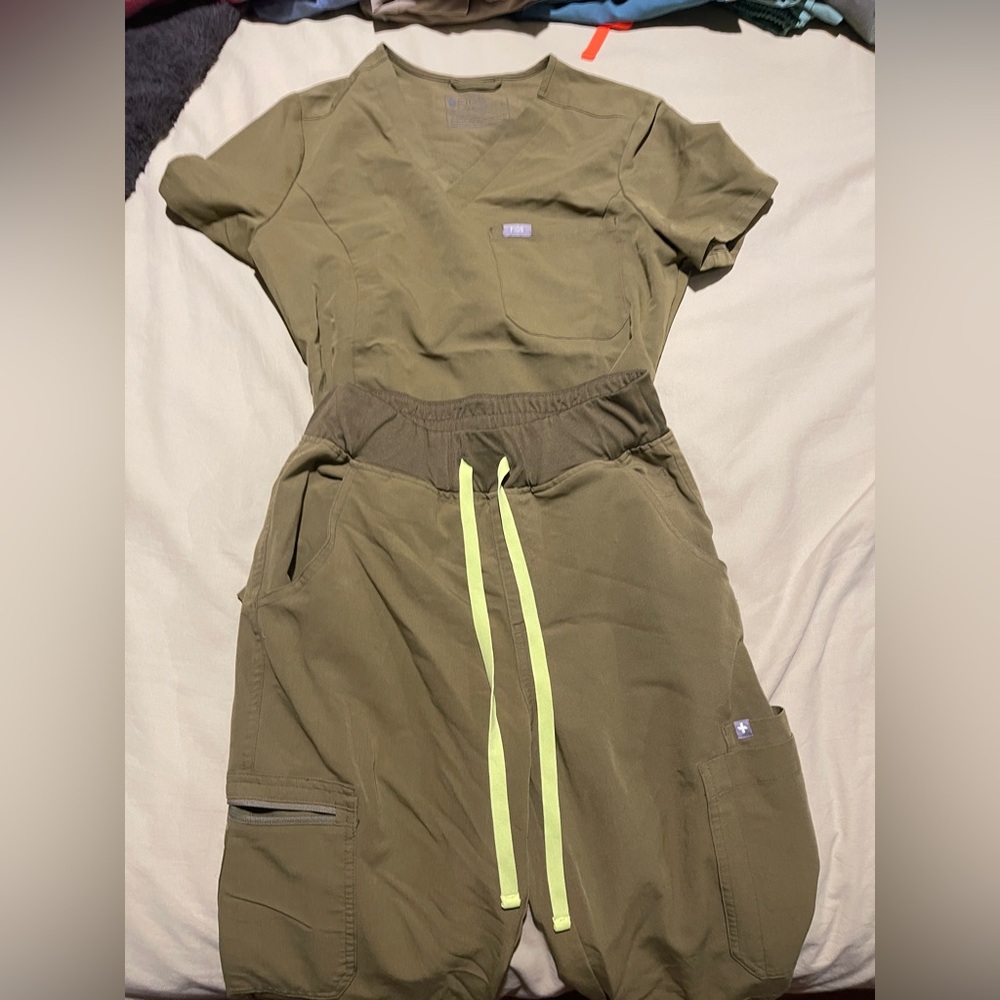 MARTINI OLIVE SCRUB SET